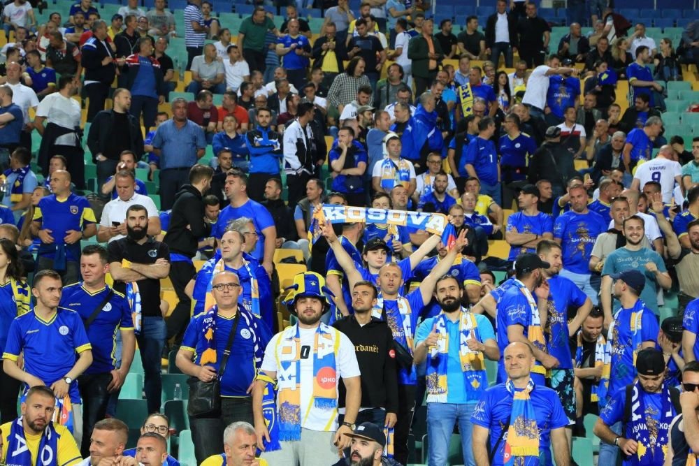 A jucat la Dinamo, e stabilit în București și e prieten bun cu căpitanul naționalei Kosovo: 