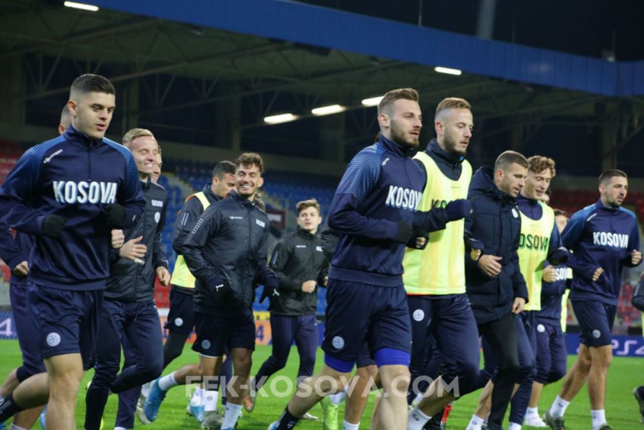 A jucat la Dinamo, e stabilit în București și e prieten bun cu căpitanul naționalei Kosovo: