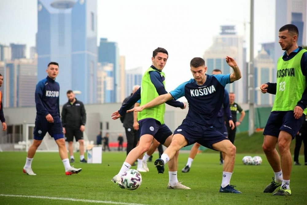 A jucat la Dinamo, e stabilit în București și e prieten bun cu căpitanul naționalei Kosovo: 