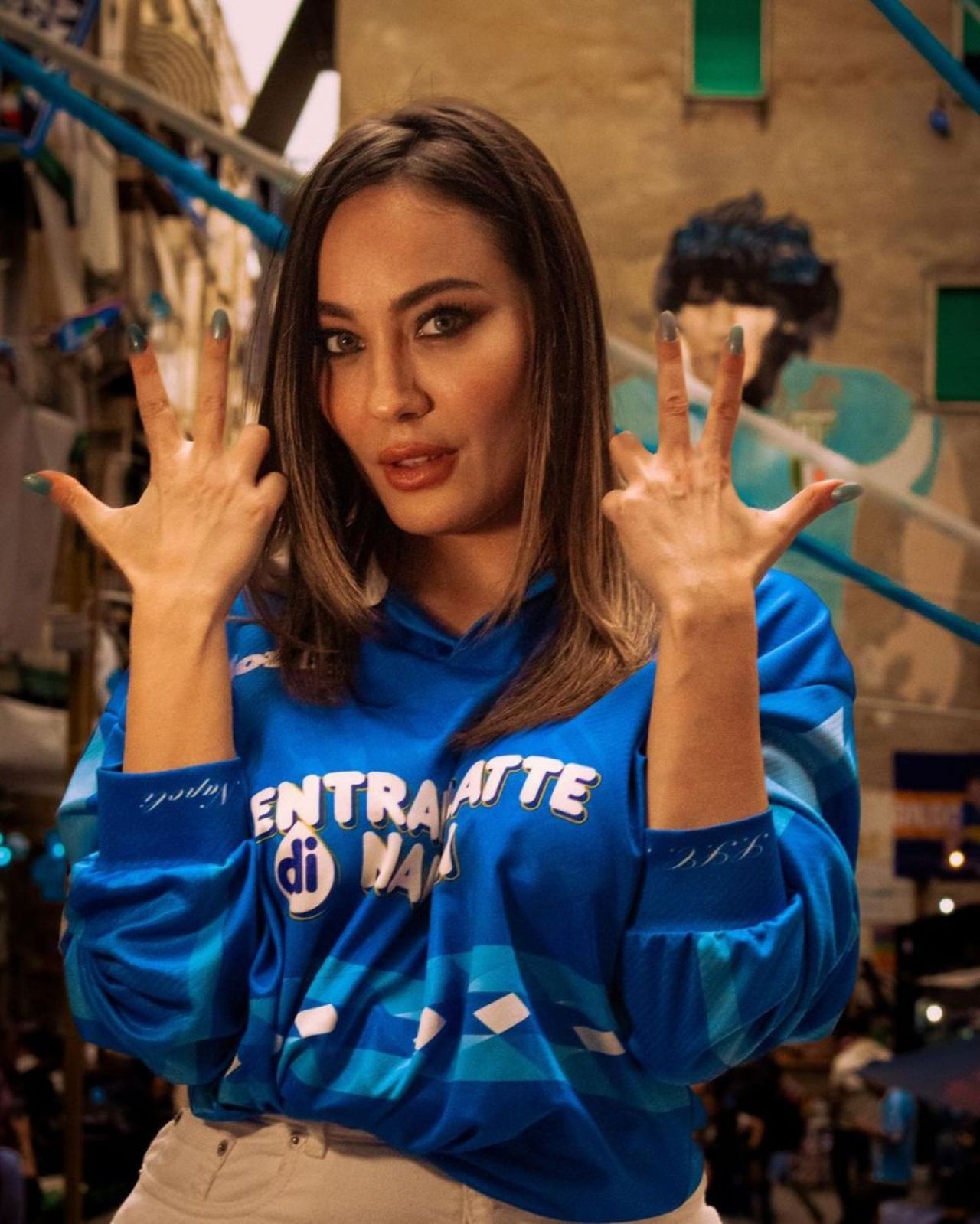 „Sutienul se chinuie mai mult decât Acerbi cu Haaland!” Cum a apărut cea mai sexy fană a lui Napoli la finala Champions League _13