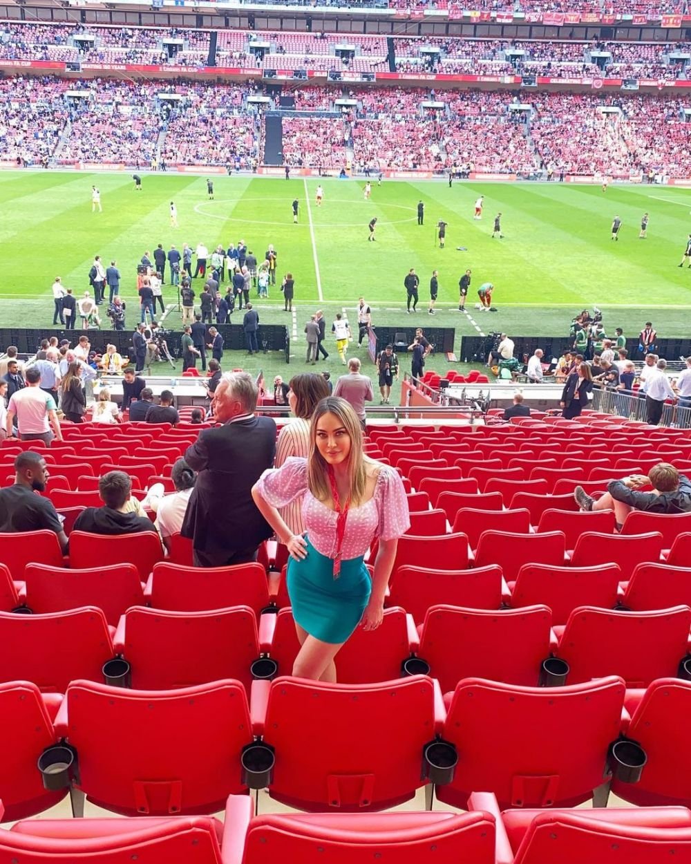 „Sutienul se chinuie mai mult decât Acerbi cu Haaland!” Cum a apărut cea mai sexy fană a lui Napoli la finala Champions League _18