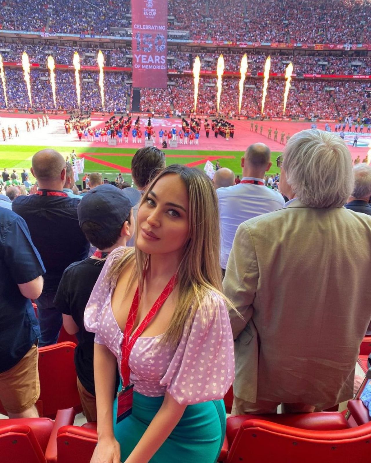 „Sutienul se chinuie mai mult decât Acerbi cu Haaland!” Cum a apărut cea mai sexy fană a lui Napoli la finala Champions League _17