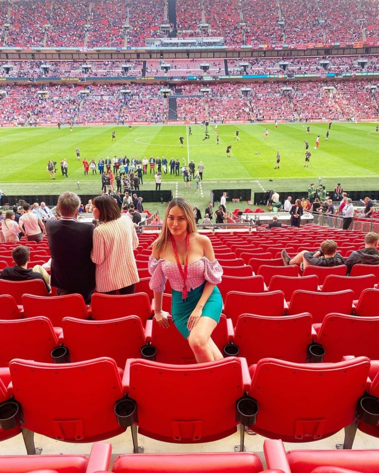 „Sutienul se chinuie mai mult decât Acerbi cu Haaland!” Cum a apărut cea mai sexy fană a lui Napoli la finala Champions League _18