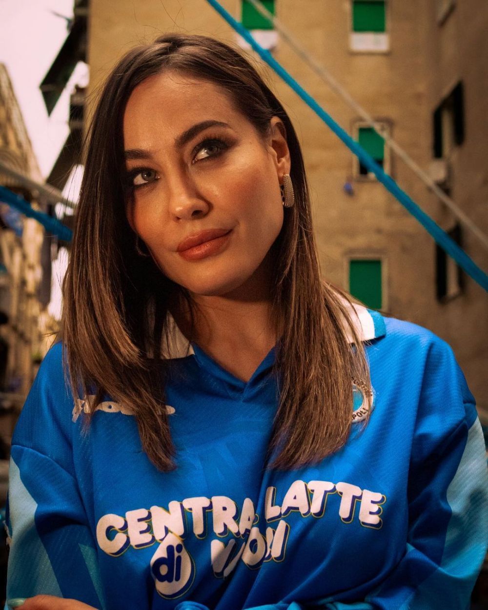 „Sutienul se chinuie mai mult decât Acerbi cu Haaland!” Cum a apărut cea mai sexy fană a lui Napoli la finala Champions League _22