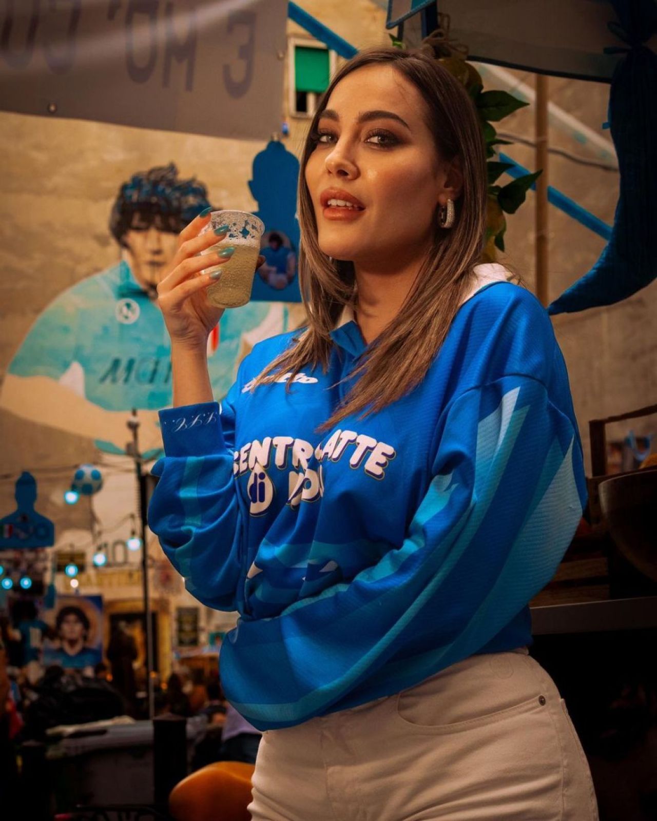 „Sutienul se chinuie mai mult decât Acerbi cu Haaland!” Cum a apărut cea mai sexy fană a lui Napoli la finala Champions League _21