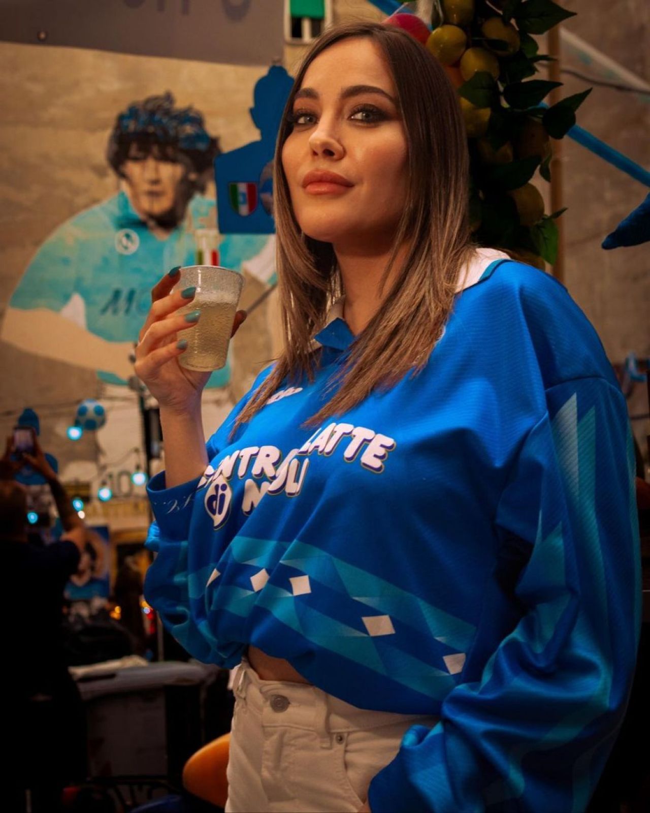 „Sutienul se chinuie mai mult decât Acerbi cu Haaland!” Cum a apărut cea mai sexy fană a lui Napoli la finala Champions League _23