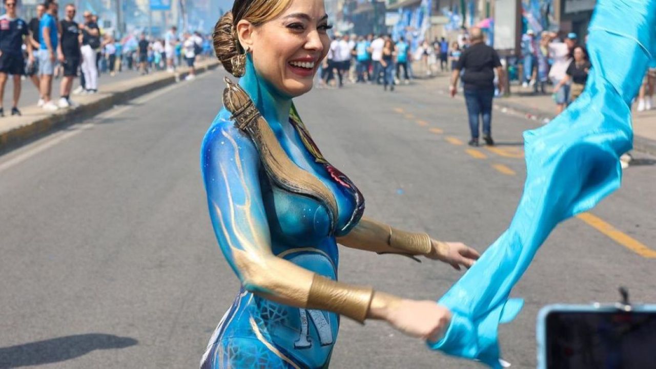 „Sutienul se chinuie mai mult decât Acerbi cu Haaland!” Cum a apărut cea mai sexy fană a lui Napoli la finala Champions League _24