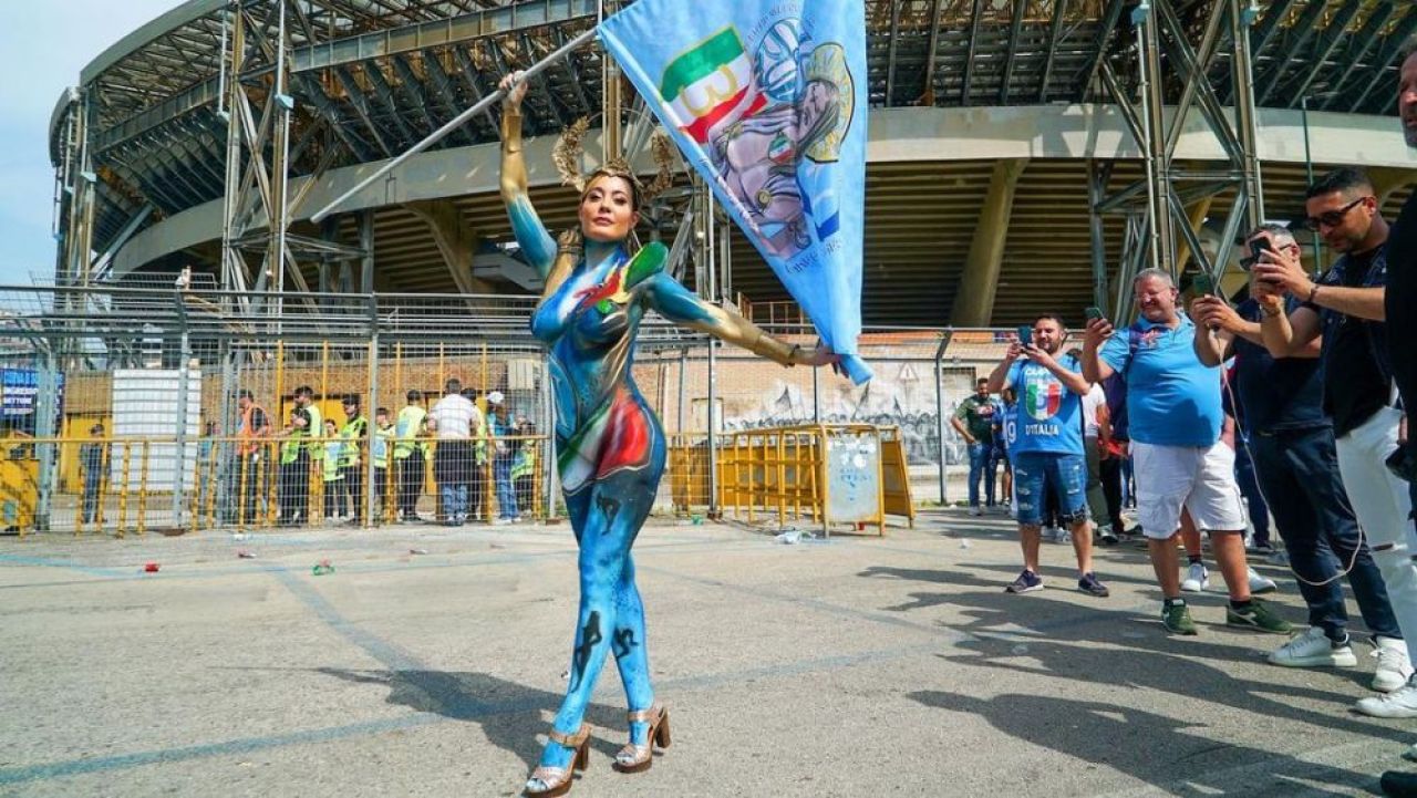 „Sutienul se chinuie mai mult decât Acerbi cu Haaland!” Cum a apărut cea mai sexy fană a lui Napoli la finala Champions League _25
