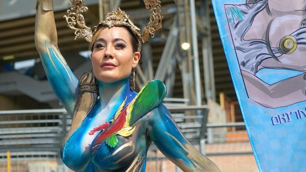 „Sutienul se chinuie mai mult decât Acerbi cu Haaland!” Cum a apărut cea mai sexy fană a lui Napoli la finala Champions League _28