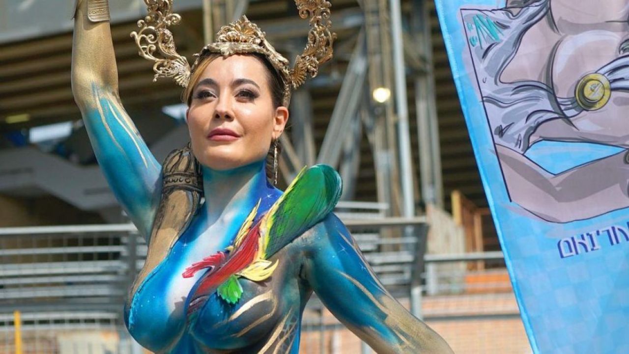 „Sutienul se chinuie mai mult decât Acerbi cu Haaland!” Cum a apărut cea mai sexy fană a lui Napoli la finala Champions League _26