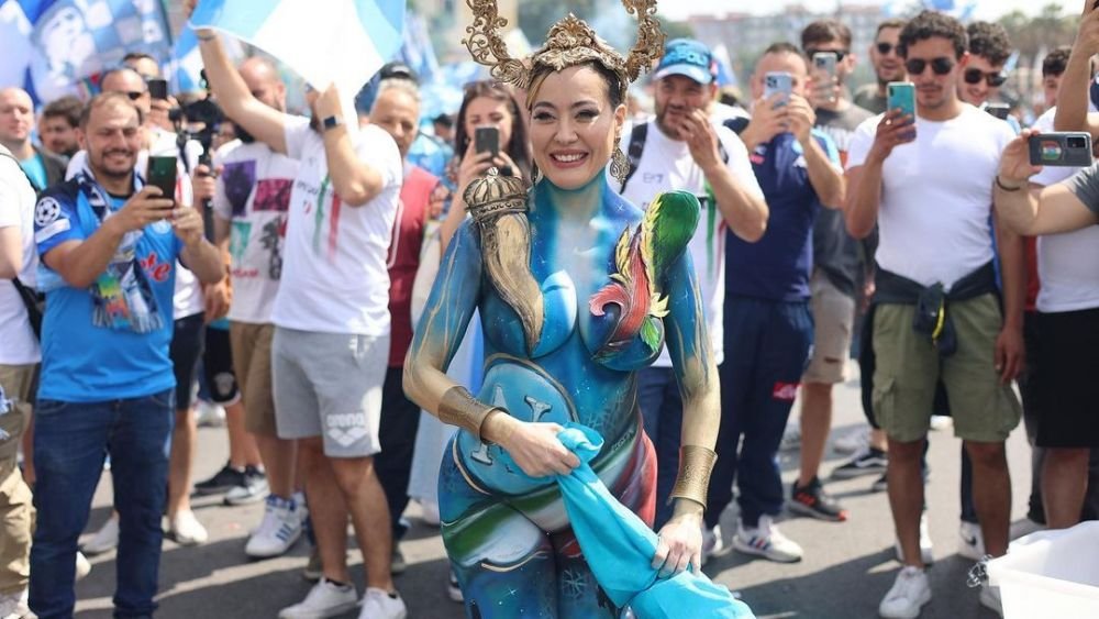 „Sutienul se chinuie mai mult decât Acerbi cu Haaland!” Cum a apărut cea mai sexy fană a lui Napoli la finala Champions League _29