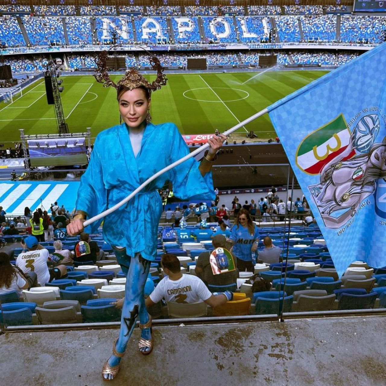 „Sutienul se chinuie mai mult decât Acerbi cu Haaland!” Cum a apărut cea mai sexy fană a lui Napoli la finala Champions League _28