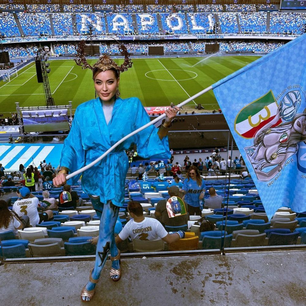 „Sutienul se chinuie mai mult decât Acerbi cu Haaland!” Cum a apărut cea mai sexy fană a lui Napoli la finala Champions League _30