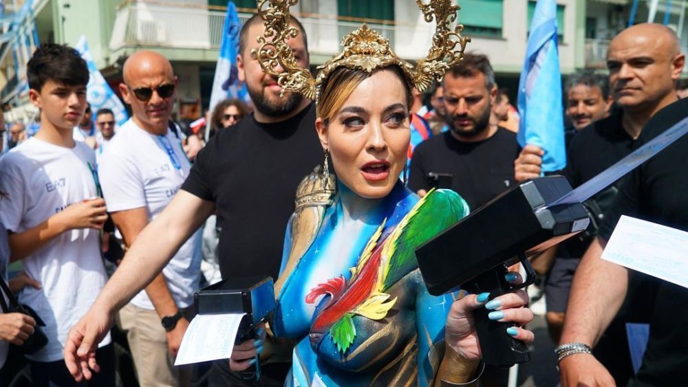 „Sutienul se chinuie mai mult decât Acerbi cu Haaland!” Cum a apărut cea mai sexy fană a lui Napoli la finala Champions League _31