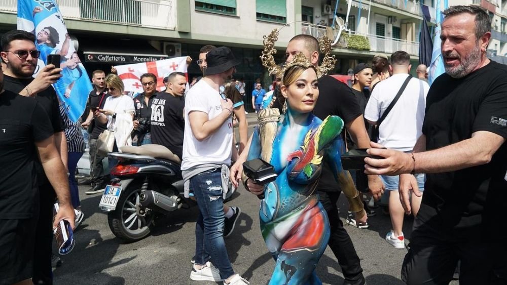 „Sutienul se chinuie mai mult decât Acerbi cu Haaland!” Cum a apărut cea mai sexy fană a lui Napoli la finala Champions League _32