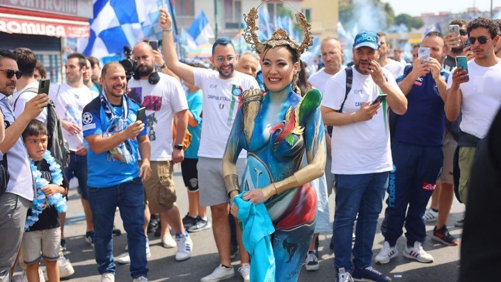 „Sutienul se chinuie mai mult decât Acerbi cu Haaland!” Cum a apărut cea mai sexy fană a lui Napoli la finala Champions League _33