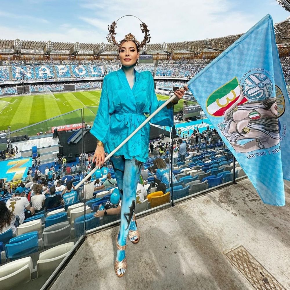 „Sutienul se chinuie mai mult decât Acerbi cu Haaland!” Cum a apărut cea mai sexy fană a lui Napoli la finala Champions League _34