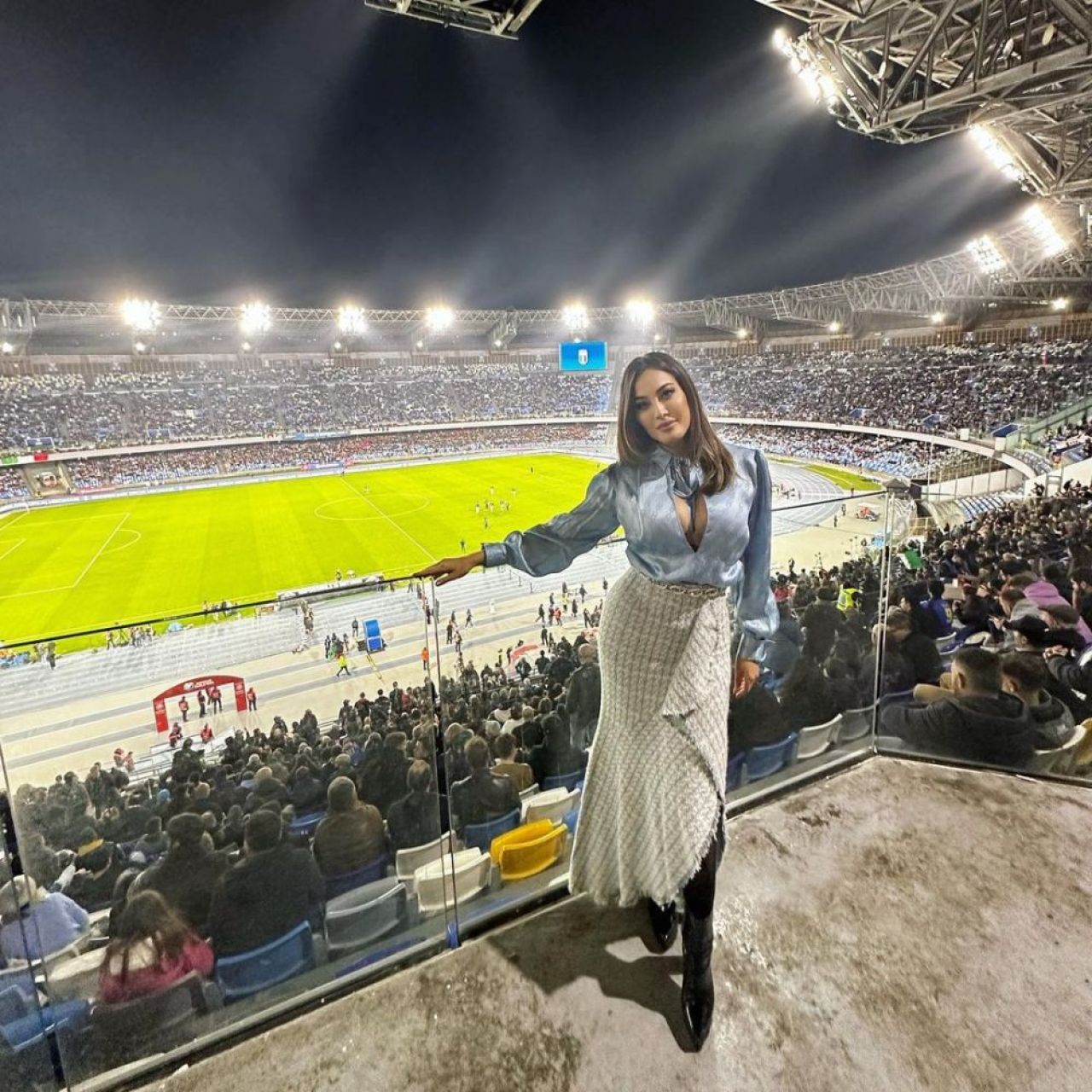 „Sutienul se chinuie mai mult decât Acerbi cu Haaland!” Cum a apărut cea mai sexy fană a lui Napoli la finala Champions League _57