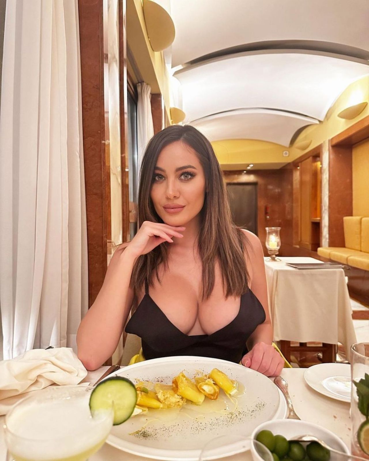 „Sutienul se chinuie mai mult decât Acerbi cu Haaland!” Cum a apărut cea mai sexy fană a lui Napoli la finala Champions League _58