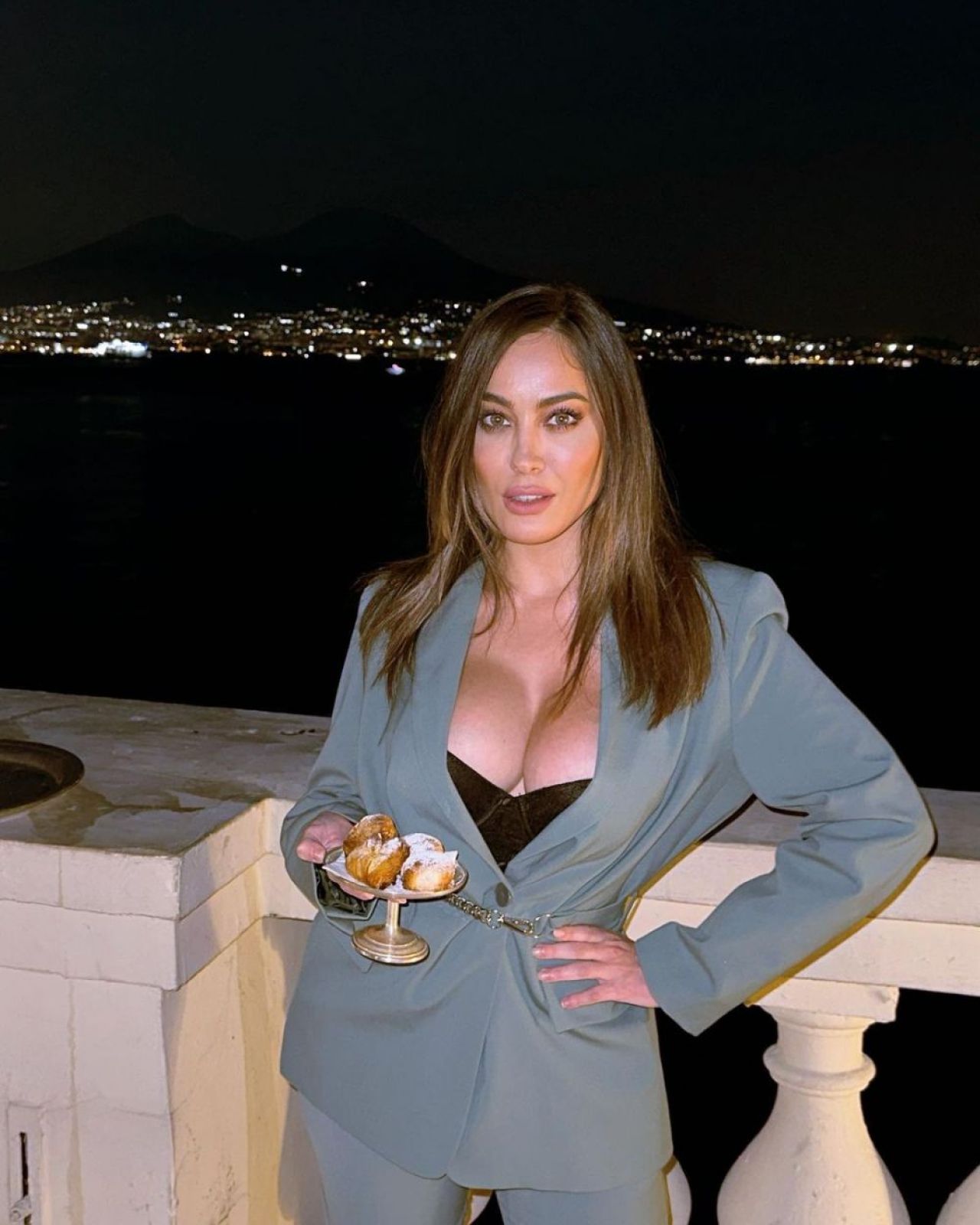 „Sutienul se chinuie mai mult decât Acerbi cu Haaland!” Cum a apărut cea mai sexy fană a lui Napoli la finala Champions League _60
