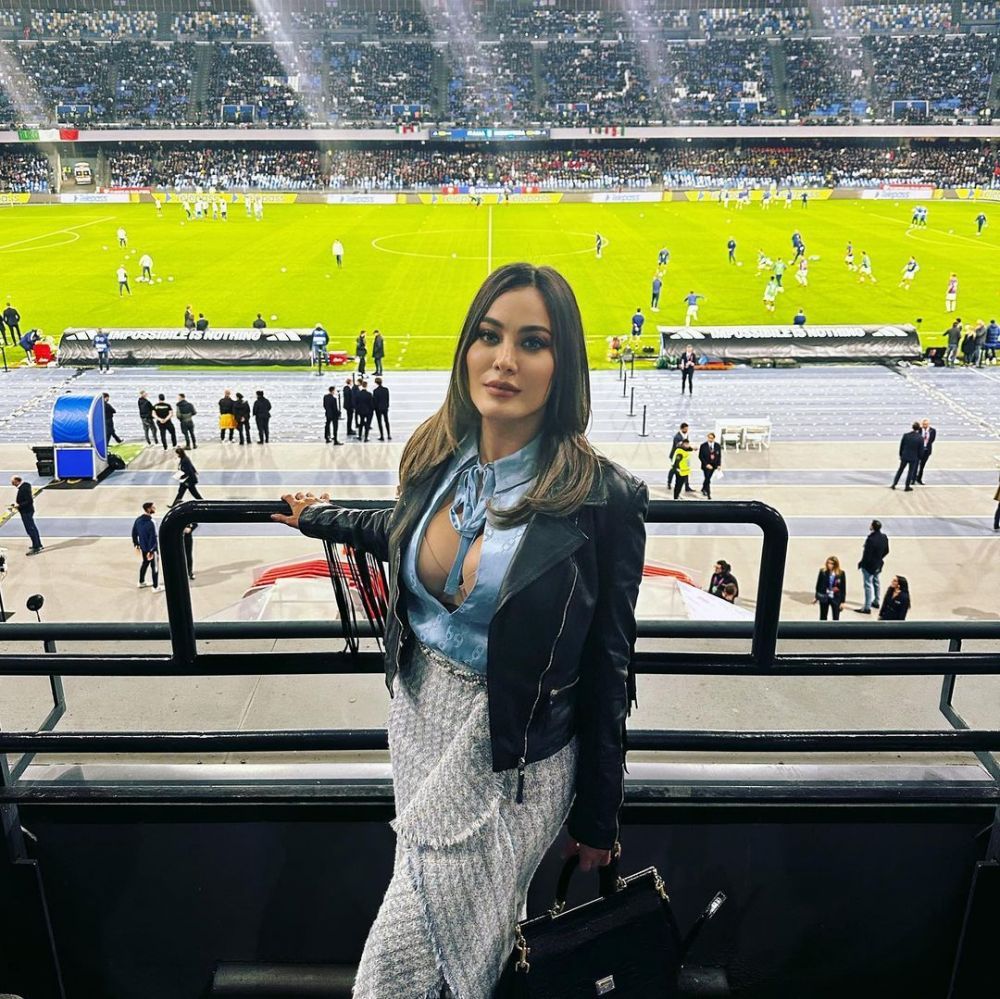 „Sutienul se chinuie mai mult decât Acerbi cu Haaland!” Cum a apărut cea mai sexy fană a lui Napoli la finala Champions League _66
