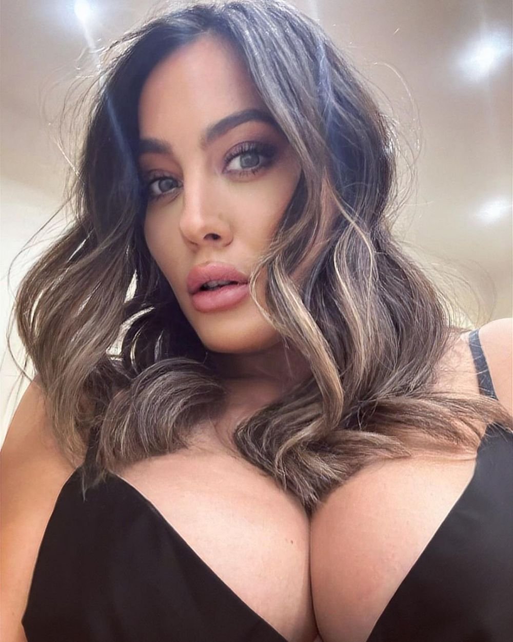 „Sutienul se chinuie mai mult decât Acerbi cu Haaland!” Cum a apărut cea mai sexy fană a lui Napoli la finala Champions League _69