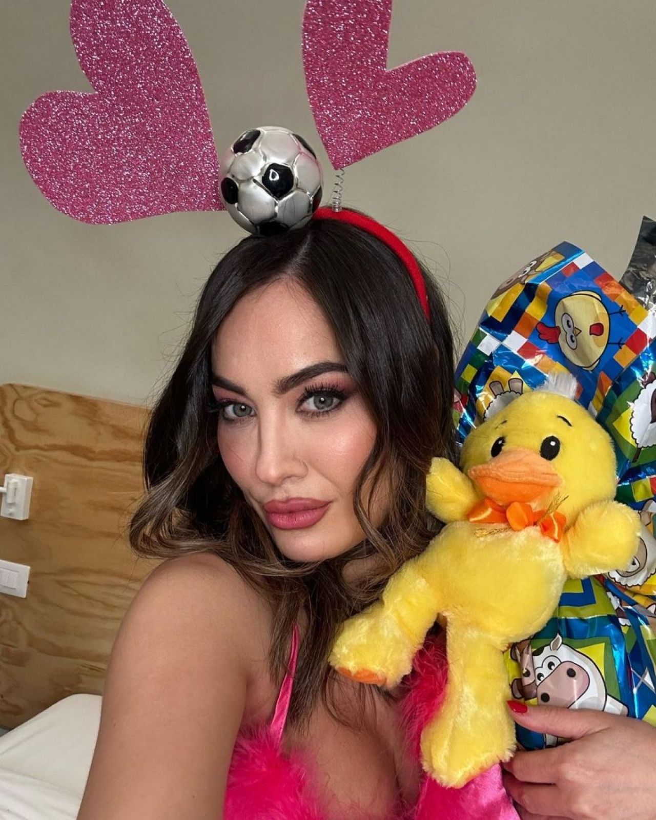 „Sutienul se chinuie mai mult decât Acerbi cu Haaland!” Cum a apărut cea mai sexy fană a lui Napoli la finala Champions League _73