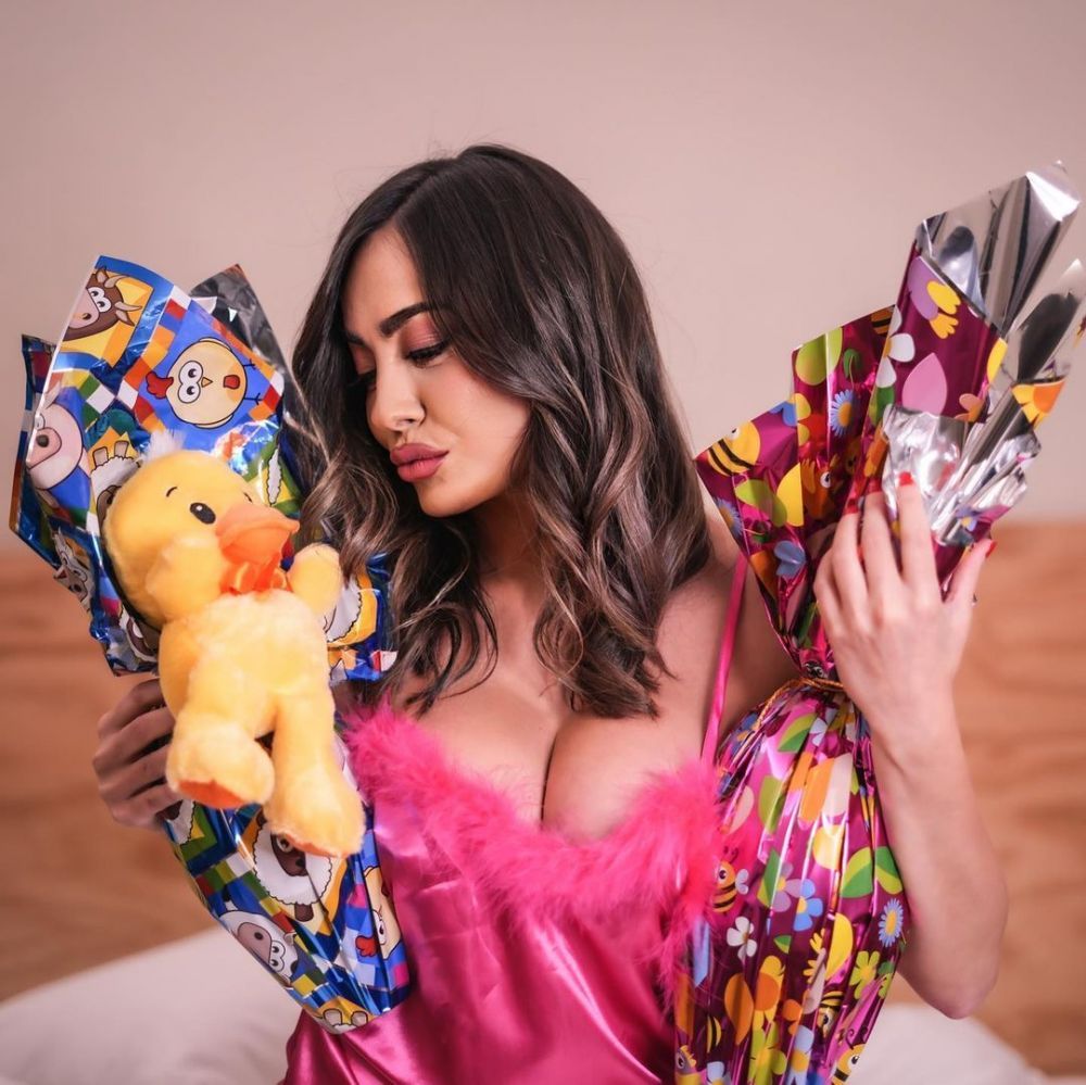 „Sutienul se chinuie mai mult decât Acerbi cu Haaland!” Cum a apărut cea mai sexy fană a lui Napoli la finala Champions League _87
