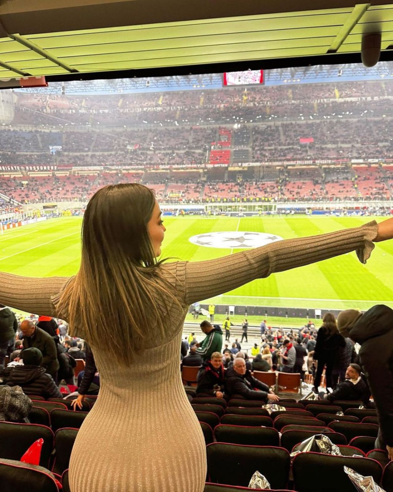 „Sutienul se chinuie mai mult decât Acerbi cu Haaland!” Cum a apărut cea mai sexy fană a lui Napoli la finala Champions League _88