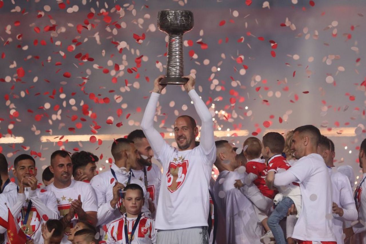”Șoc pe Marakana”! Fost jucător în Liga 1, căpitanul de la Steaua Roșie Belgrad este înlocuit cu un român la campioana Serbiei după 6 titluri consecutive_3
