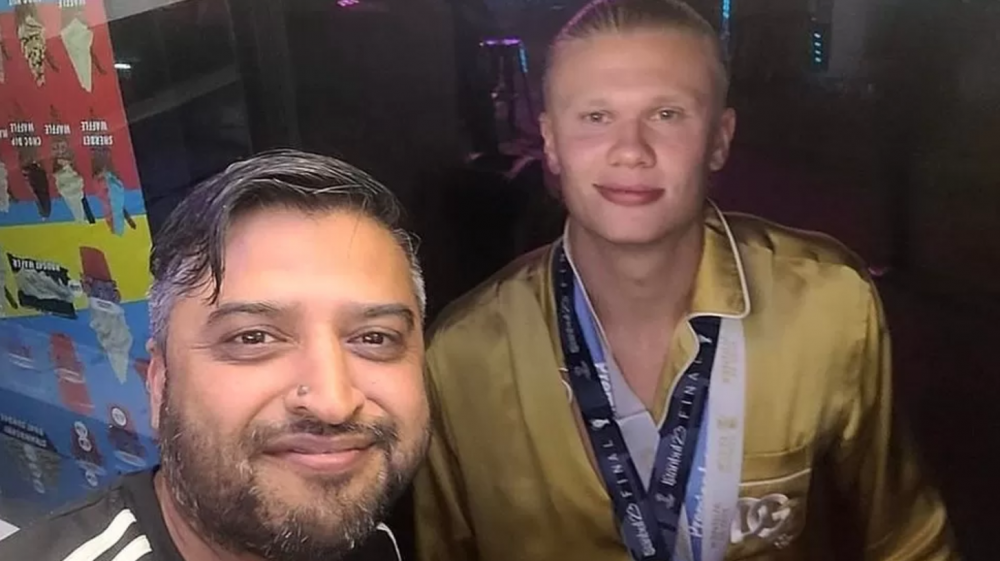 Imaginile momentului din Anglia! Erling Haaland le-a vândut fanilor înghețată, îmbrăcat în pijama: 