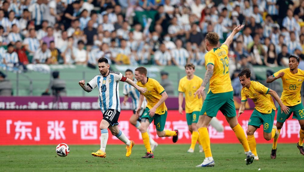 Cine este românul care a jucat împotriva lui Lionel Messi în amicalul Argentinei disputat în China_1