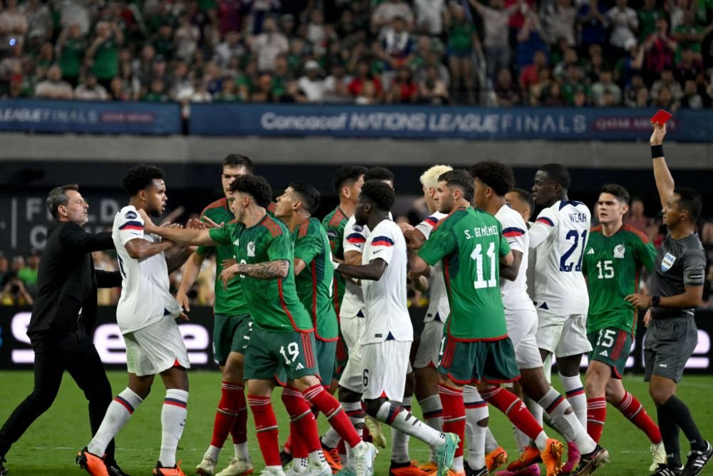 Bătaie generală în partida dintre Mexic și SUA. Au fost acordate patru cartonașe roșii, iar arbitrul a oprit partida _6