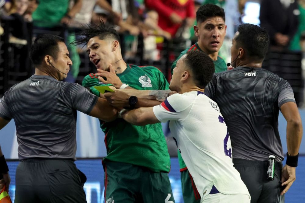 Bătaie generală în partida dintre Mexic și SUA. Au fost acordate patru cartonașe roșii, iar arbitrul a oprit partida _7