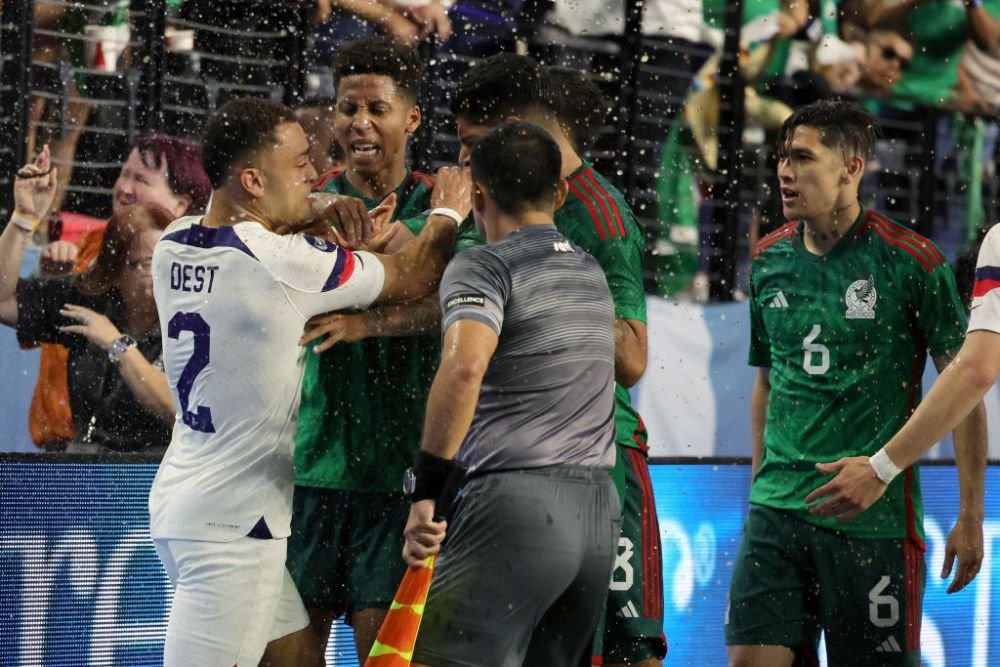 Bătaie generală în partida dintre Mexic și SUA. Au fost acordate patru cartonașe roșii, iar arbitrul a oprit partida _9