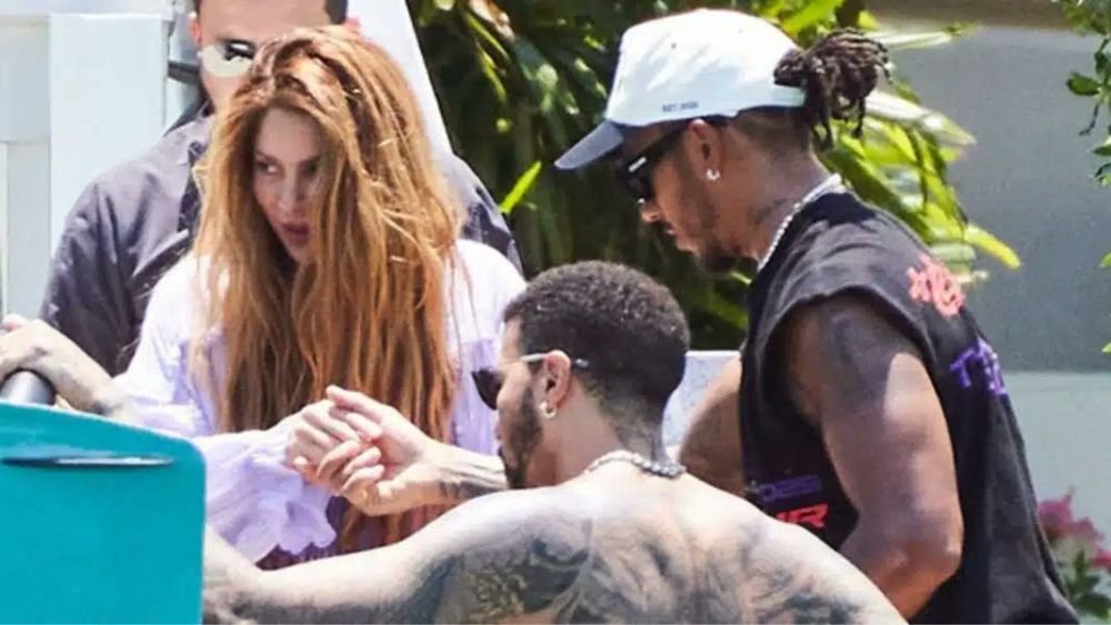 Nu se mai ascund! Shakira și Lewis Hamilton au fost surprinși în timp ce se sărutau _2