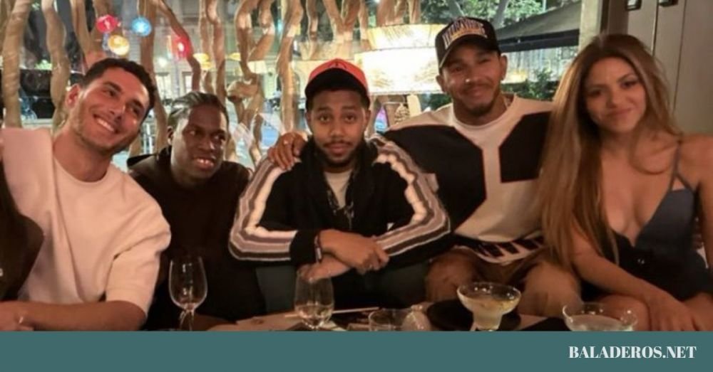 Nu se mai ascund! Shakira și Lewis Hamilton au fost surprinși în timp ce se sărutau _4