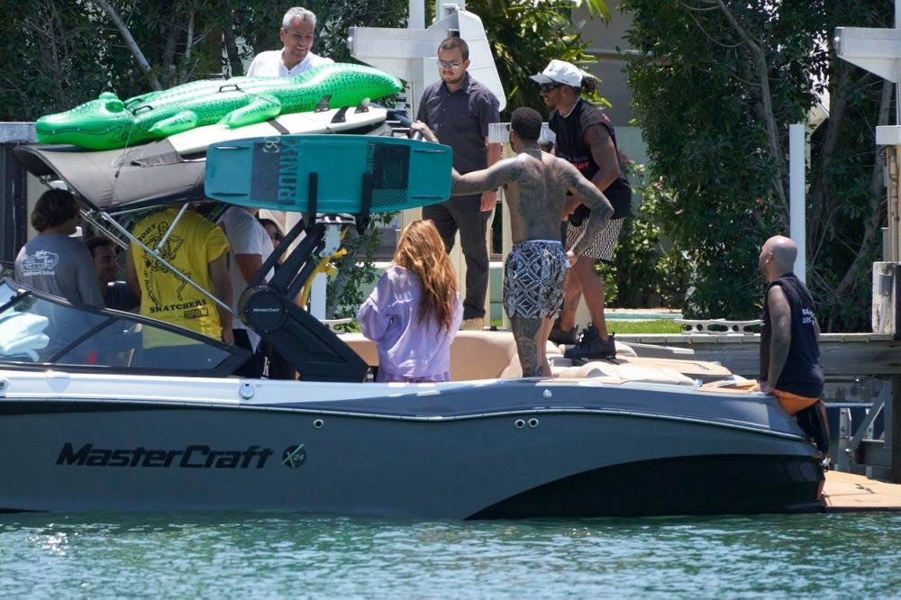 Nu se mai ascund! Shakira și Lewis Hamilton au fost surprinși în timp ce se sărutau _33