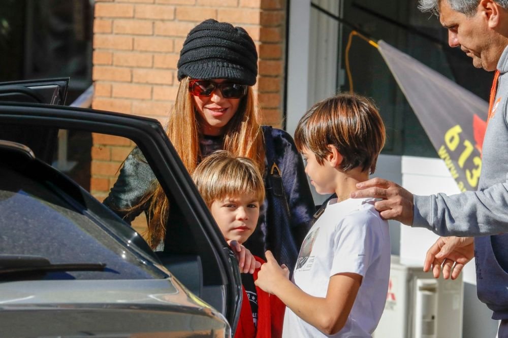 Nu se mai ascund! Shakira și Lewis Hamilton au fost surprinși în timp ce se sărutau _38