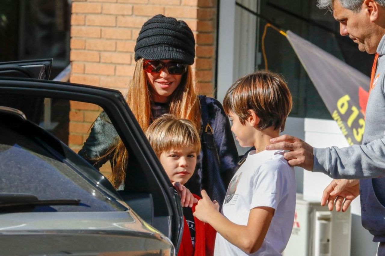 Nu se mai ascund! Shakira și Lewis Hamilton au fost surprinși în timp ce se sărutau _38