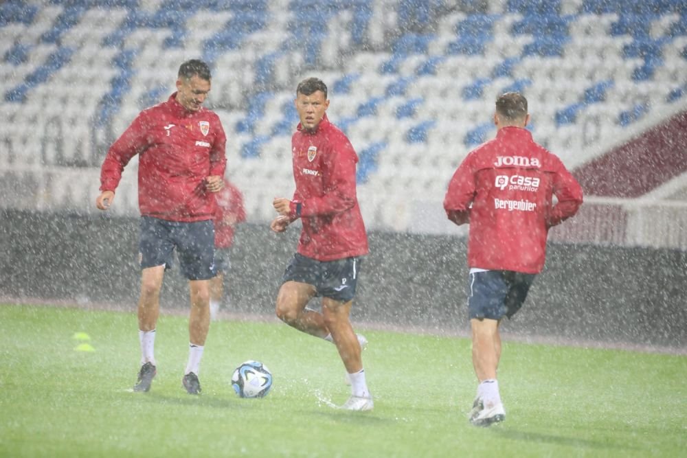 Kosovo - România | Singing in the Rain. Imagini spectaculoase cu tricolorii lui Iordănescu_5
