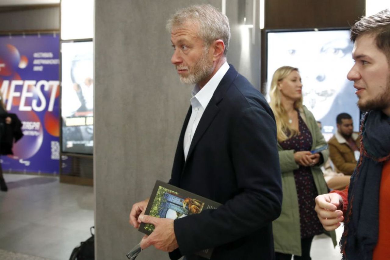 Presa din Anglia a oferit detalii noi despre Roman Abramovich! Unde ar locui fostul patron al lui Chelsea și câți bani cheltuie_1