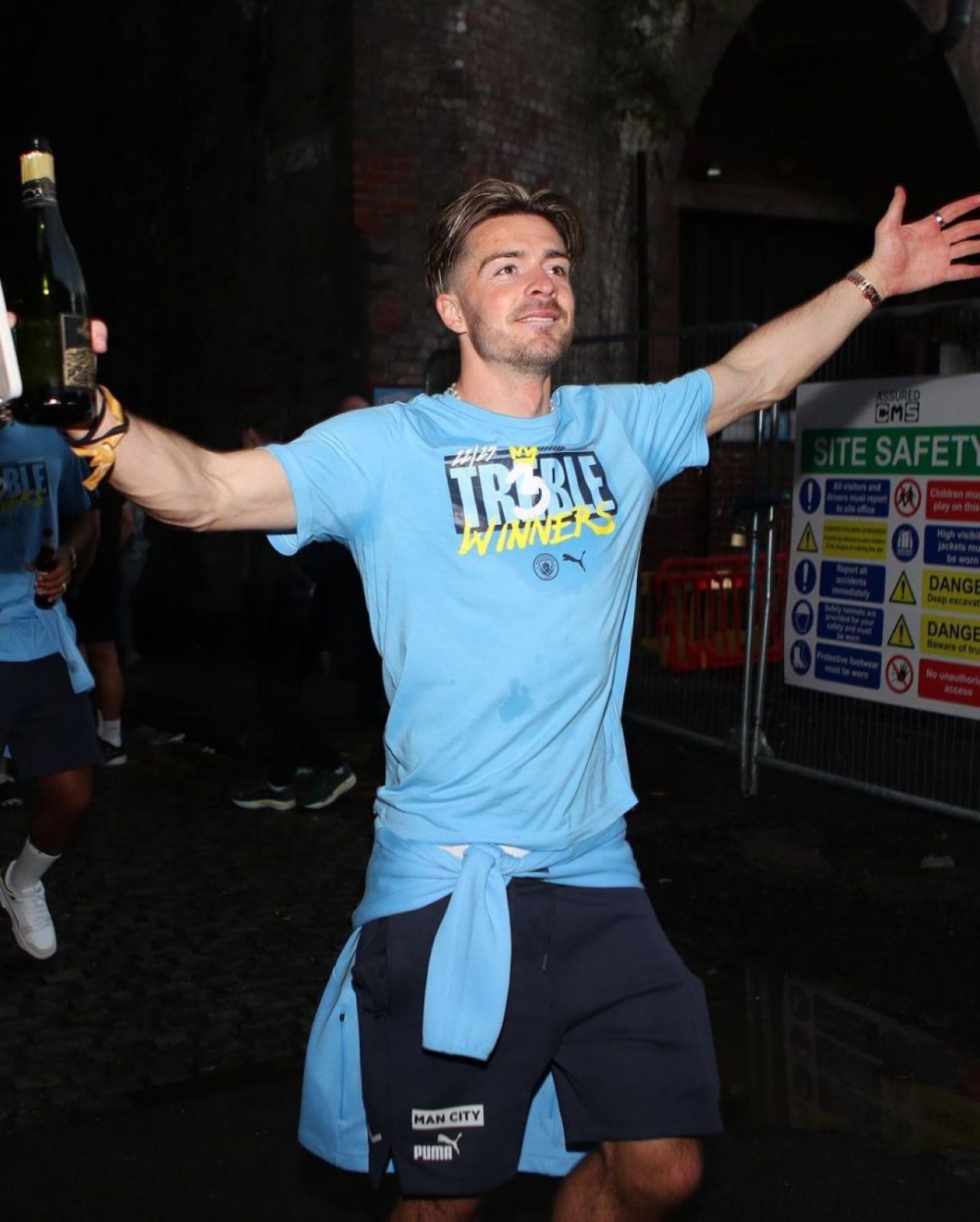 Cu Jack Grealish la Louvre! Un britanic a acceptat provocarea de 'a-l expune' pe fotbalist la celebrul muzeu_3