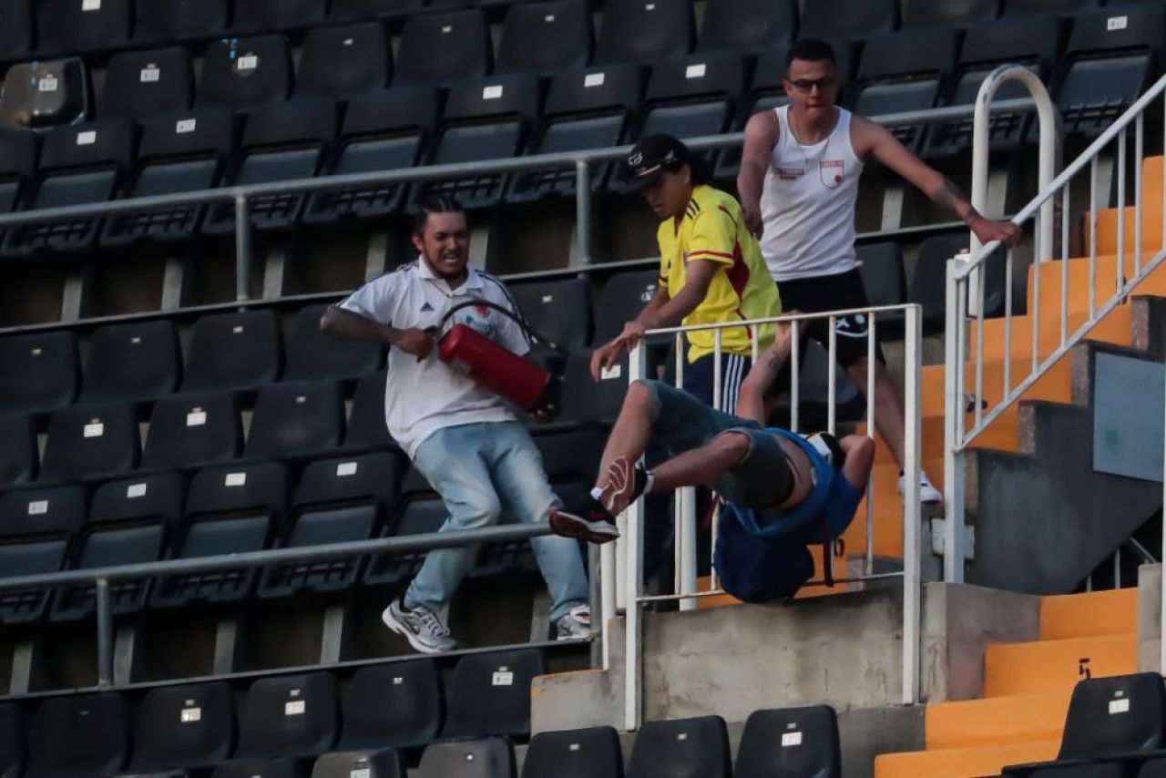 Nu a fost nevoie decât de câțiva oameni ca lucrurile să escaladeze. Bătaie cu scaune în tribune, în timpul amicalului Columbia - Irak_1