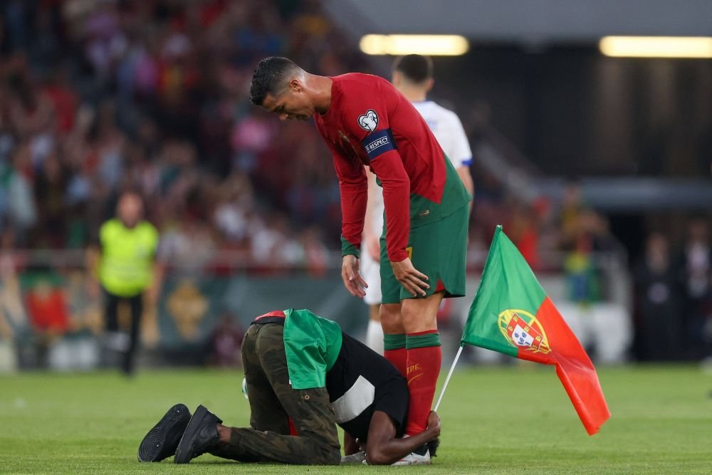 E faza serii! A sărit pe teren și l-a ridicat &icirc;n brațe pe Cristiano Ronaldo ca pe un fulg! Cum a reacționat portughezul&nbsp;