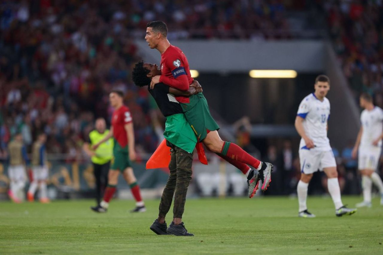 E faza serii! A sărit pe teren și l-a ridicat în brațe pe Cristiano Ronaldo ca pe un fulg! Cum a reacționat portughezul _2