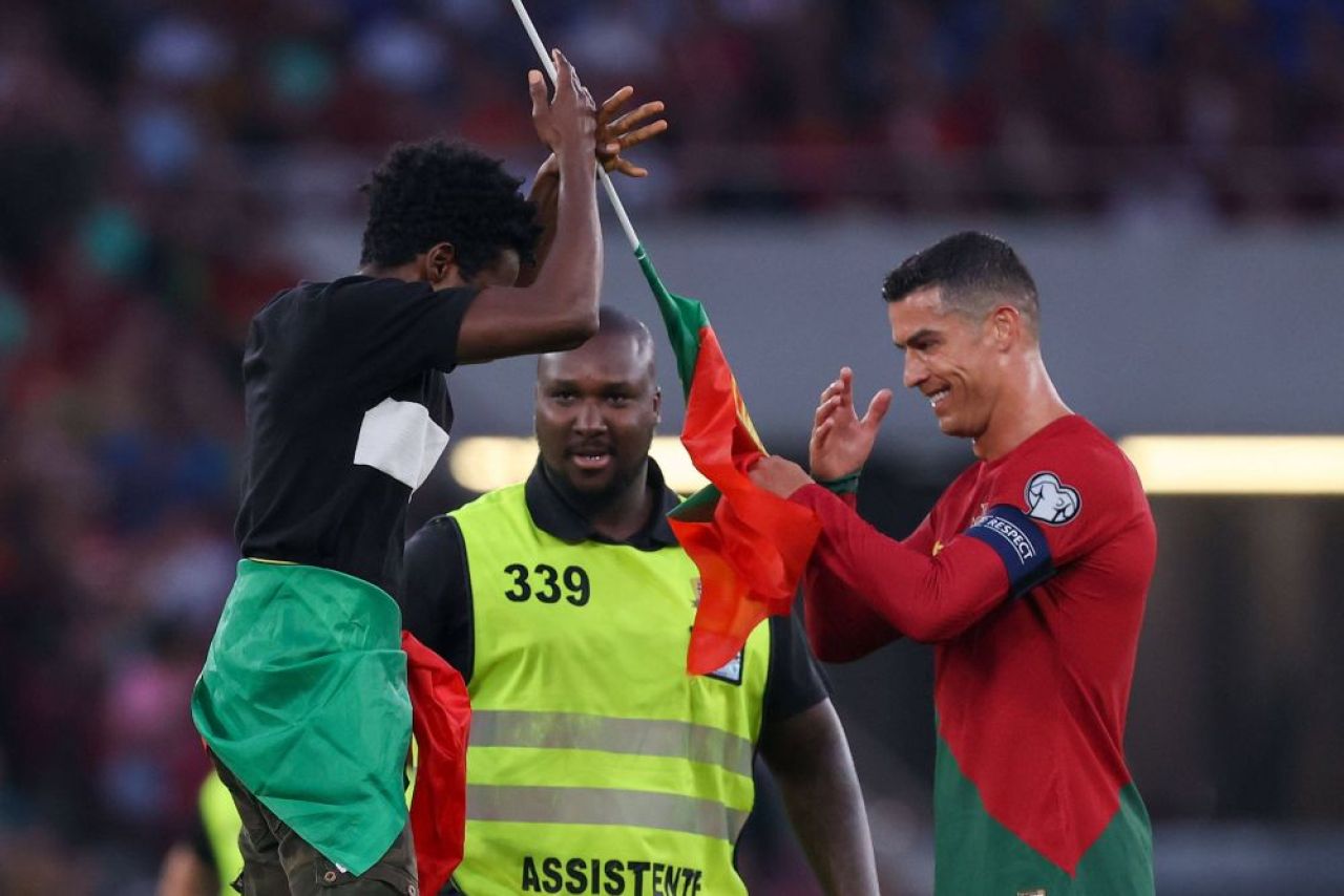 E faza serii! A sărit pe teren și l-a ridicat în brațe pe Cristiano Ronaldo ca pe un fulg! Cum a reacționat portughezul _3