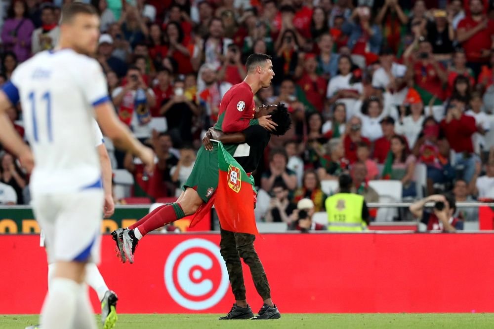 E faza serii! A sărit pe teren și l-a ridicat în brațe pe Cristiano Ronaldo ca pe un fulg! Cum a reacționat portughezul _4
