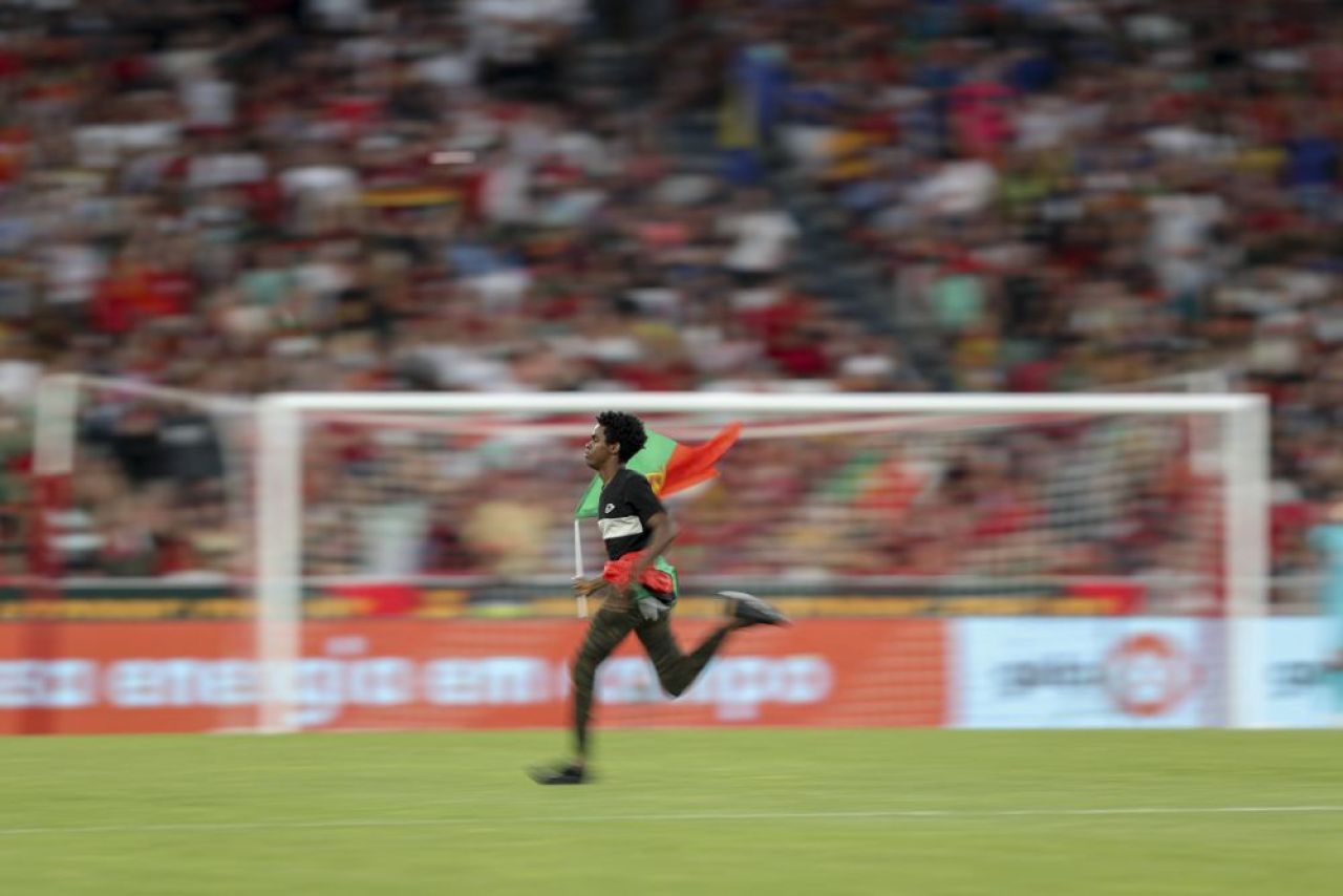 E faza serii! A sărit pe teren și l-a ridicat în brațe pe Cristiano Ronaldo ca pe un fulg! Cum a reacționat portughezul _5