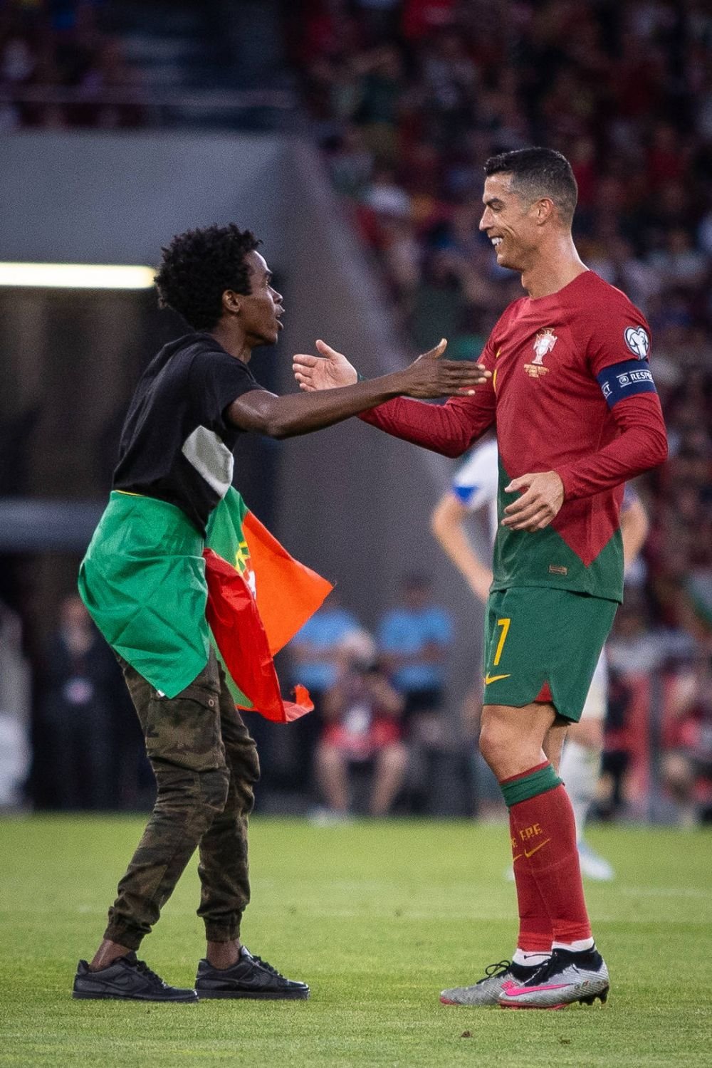 E faza serii! A sărit pe teren și l-a ridicat în brațe pe Cristiano Ronaldo ca pe un fulg! Cum a reacționat portughezul _7